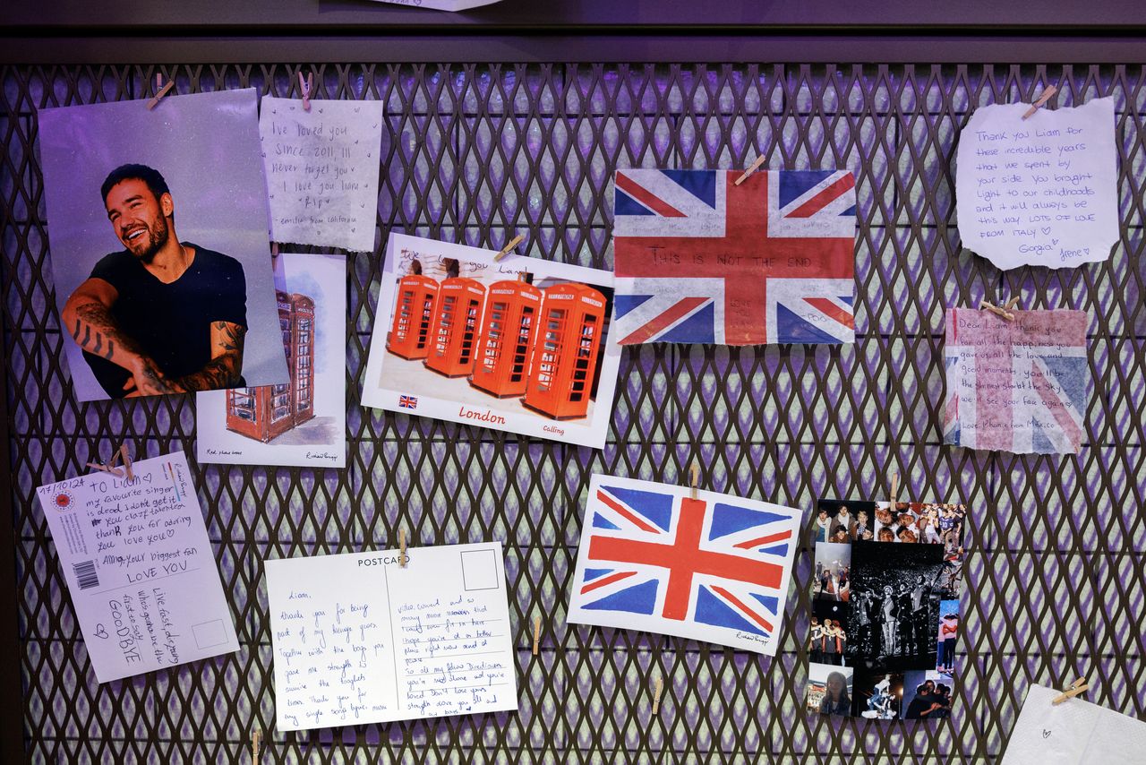 LONDON, UNITED KINGDOM - OCTOBER 18: Notes of condolence next to a phone box that featured on a One Direction album cover, inside the Hard Rock Cafe at Piccadilly Circus on October 18, 2024 in London, United Kingdom. The former One Direction singer fell to his death from a hotel balcony in Buenos Aires on Oct. 16th. (Photo by Dan Kitwood/Getty Images)