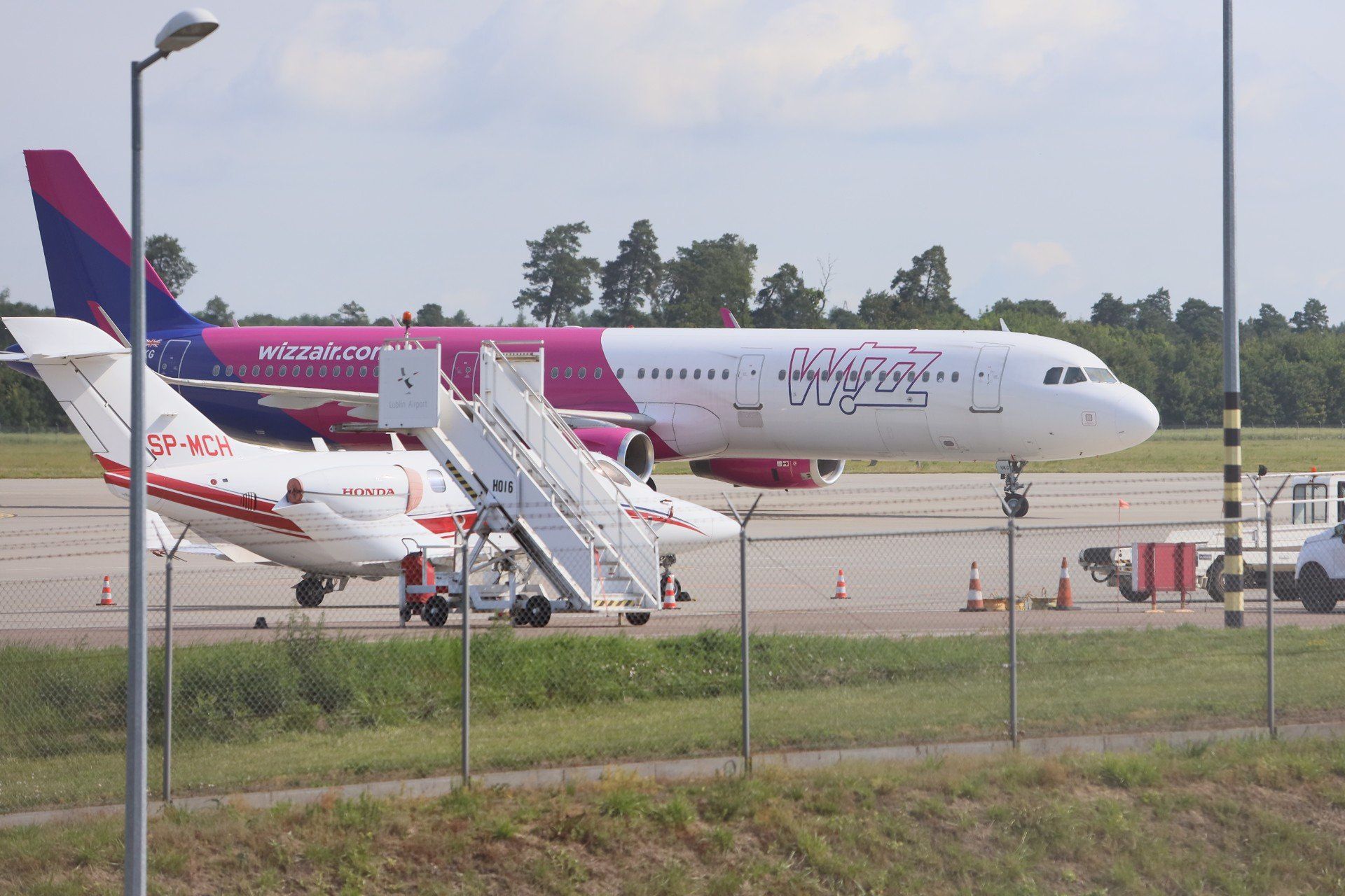 28.06.2023 LUBLIN 
MICHAL OLECH ZOSTAL 3 MILIONOWYM PASAZEREM PORTU LOTNICZEGO LUBLIN. 

LOTNISKO LUBLIN PORT LOTNICZY TERMINAL PASAZER SAMOLOT LADOWANIE WIZZAIR HALA PRZYLOTOW HOSTESSA 

NZ WIZZ AIR


FOT. LUKASZ KACZANOWSKI/POLSKA PRESS