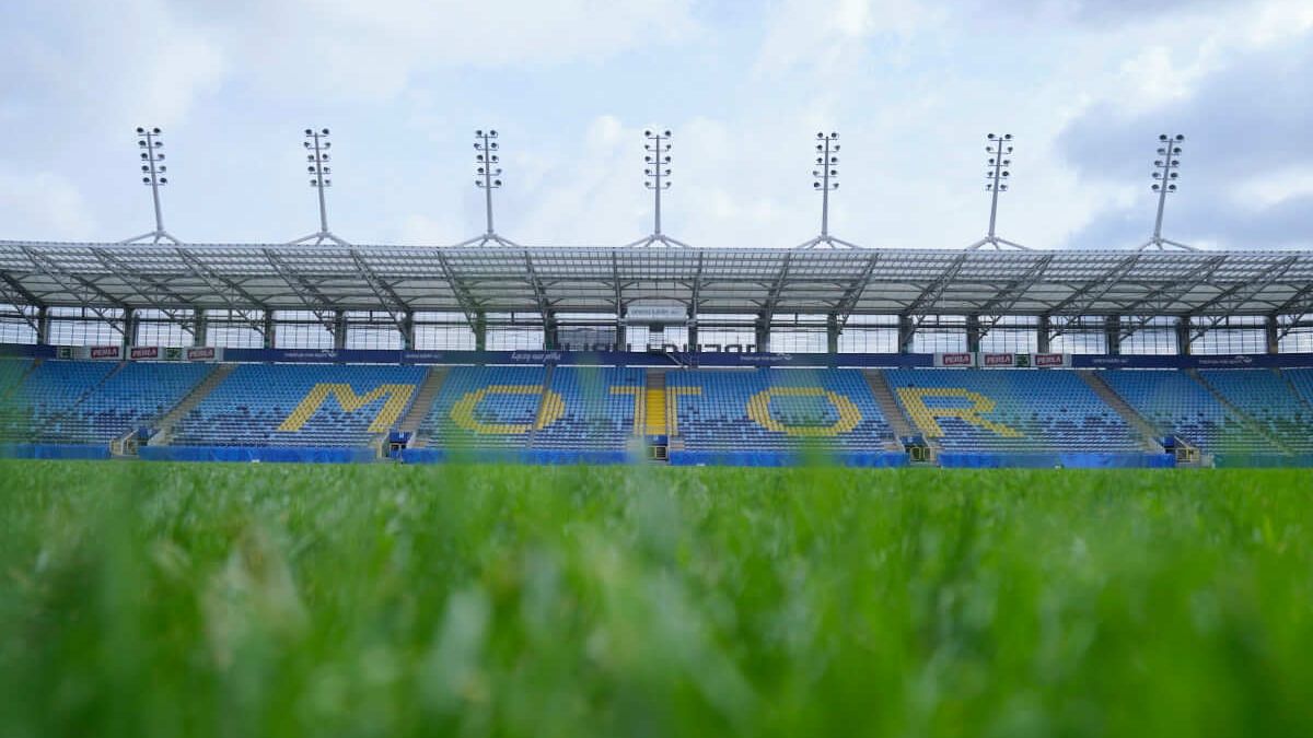 Napis MOTOR z krzesełek na trybunie Areny Lublin