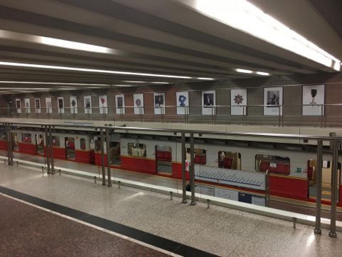 Warszawa. Na stacji metra Wilanowska galeria "Akademia Sztuk Podziemnych"