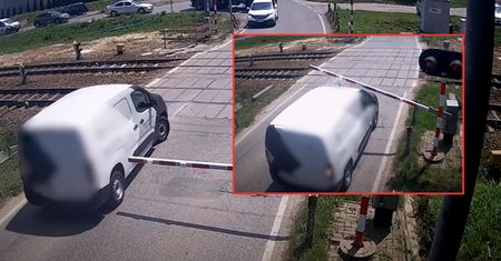 Nagrali, co zrobił na przejeździe. Opóźnił 42 pociągi