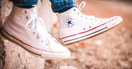 Buty, które nigdy nie wyjdą z mody. Noszą je na całym świecie. Ty też?