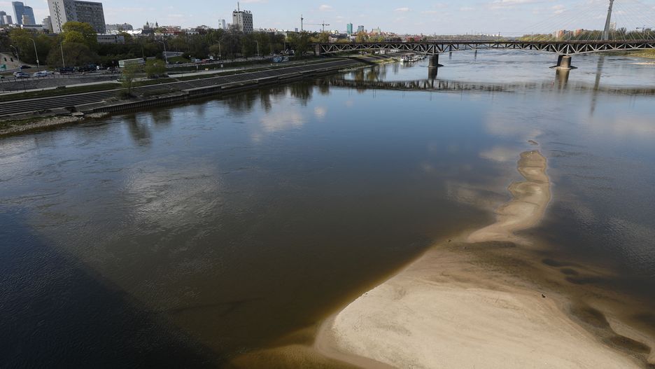 Warszawa. Poziom wody w Wiśle jest niepokojąco niski 