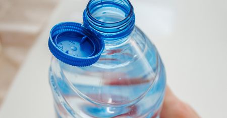 Myśleliście, że nakrętki to wszystko? Unia szykuje kolejną rewolucję w butelkach