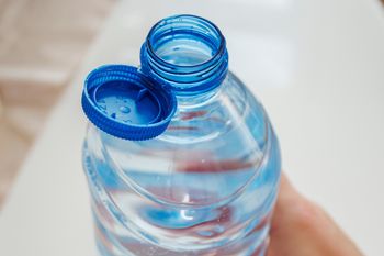 Myśleliście, że nakrętki to wszystko? Unia szykuje kolejną rewolucję w butelkach