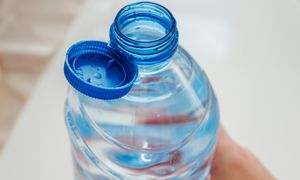Myśleliście, że nakrętki to wszystko? Unia szykuje kolejną rewolucję w butelkach