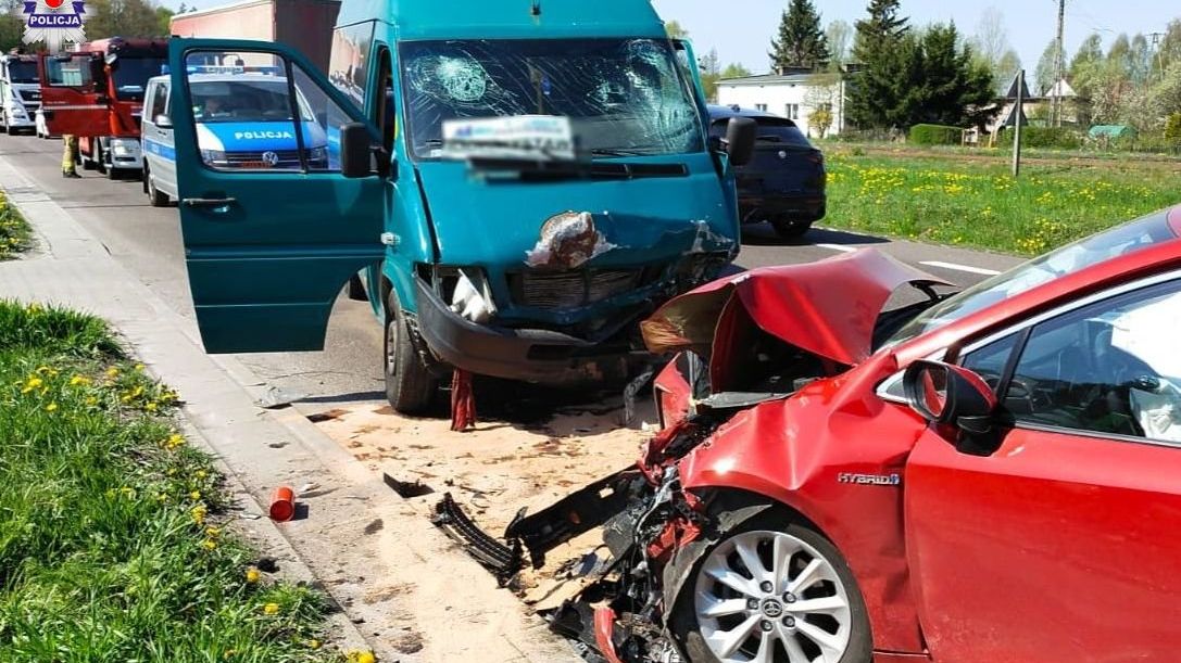 Zderzenie busa pasażerskiego z toyotą w Izbicy