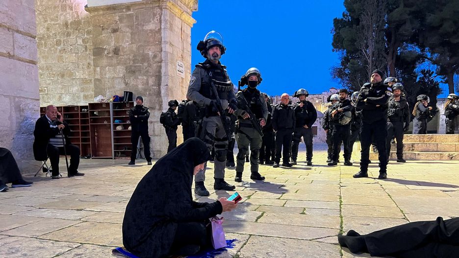 Izraelska policja w meczecie Al-Aksa. Zdjęcie ilustracyjne
