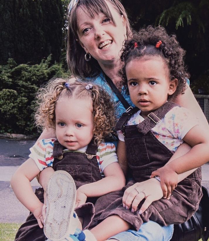 Mama dziewczynek ma białą skórę