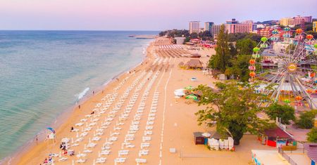 Zbliża się sierpniowy "długi weekend". Oferty znikają jak ciepłe bułeczki