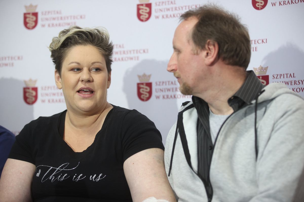 Dominika i Vince Clarke podczas konferencji prasowej w Szpitalu Uniwersyteckim w Krakowie