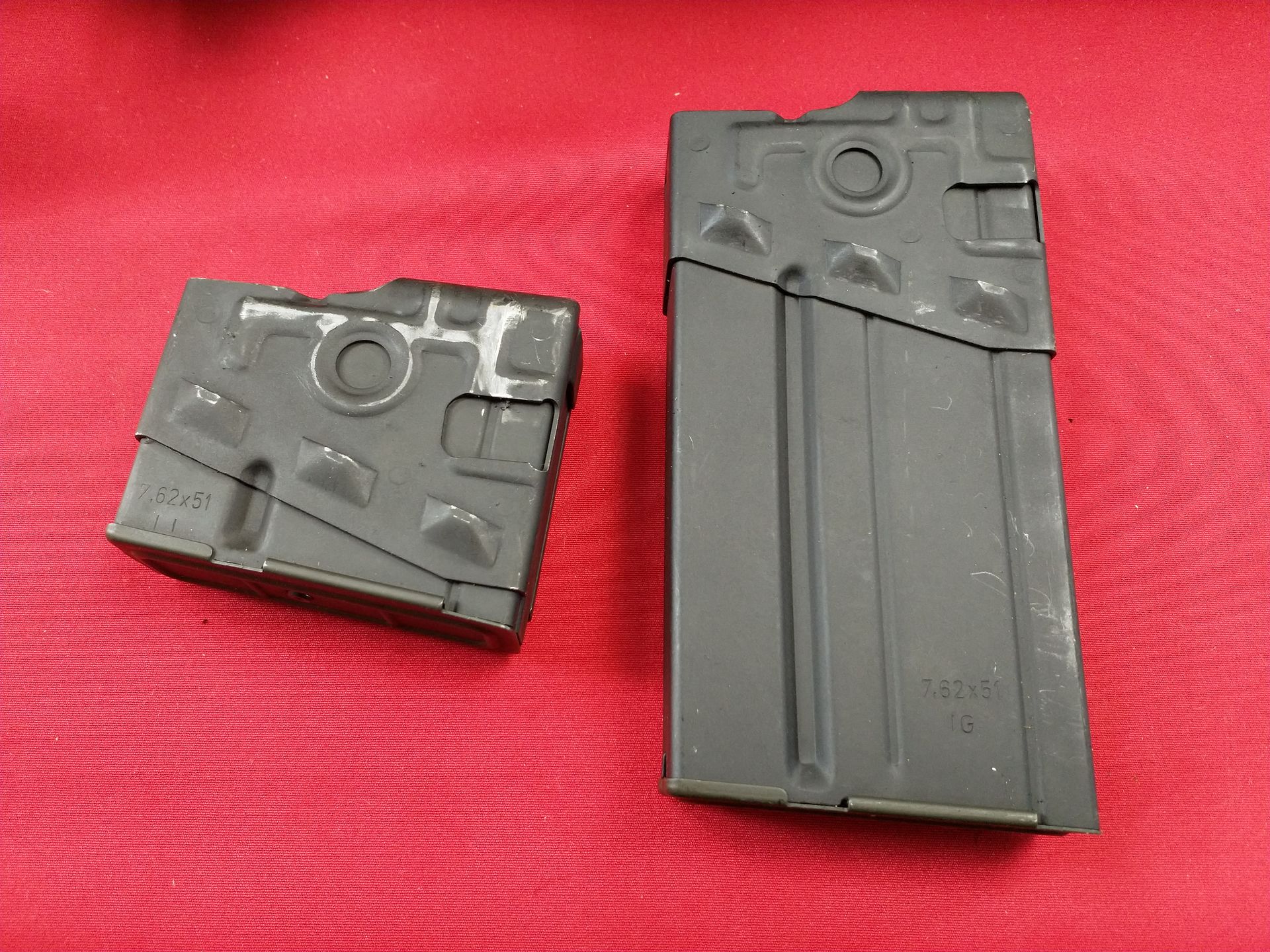 Zasilanie HK PSG1 odbywa się z magazynków o pojemności pięciu lub 20 nabojów.