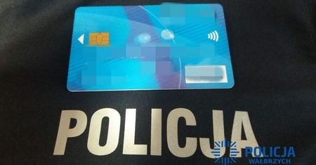 Wałbrzych. Miał tylko kupić alkohol. Wziął kartę płatniczą kolegi i już nie wrócił