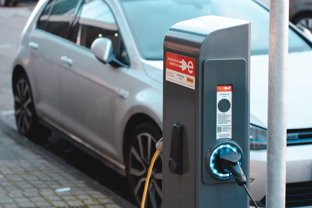 Ekologia a utylizowanie zużytych baterii z samochodów elektrycznych.