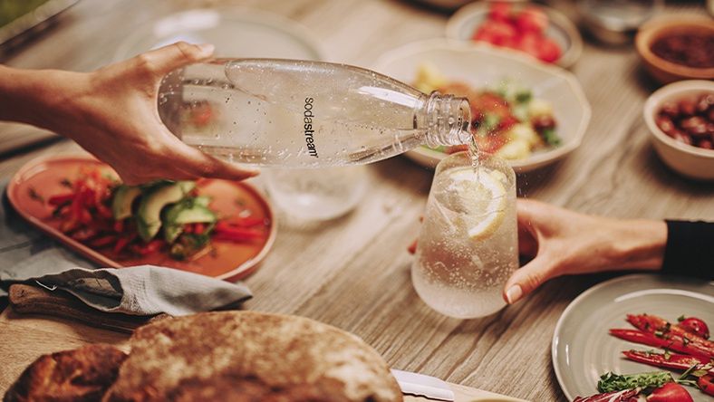  Nalewanie wody gazowanej SodaStream do szklanki