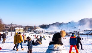 Śnieg spadł, a sprzedaż sanek stoi. "To tragedia. Żal na to patrzeć"