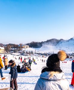 Śnieg spadł, a sprzedaż sanek stoi. "To tragedia. Żal na to patrzeć"