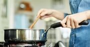 Jak sprawdzić, czy jedzenie nie będzie przywierało do patelki lub garnka? Wykonaj ten banalny test