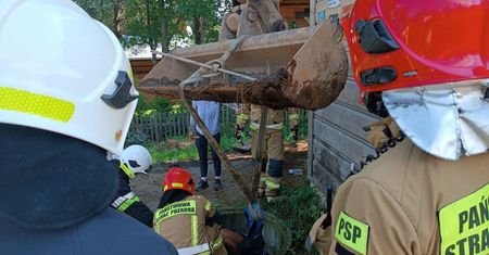 Koń wpadł do studni. Strażacy z koparką ruszyli na ratunek