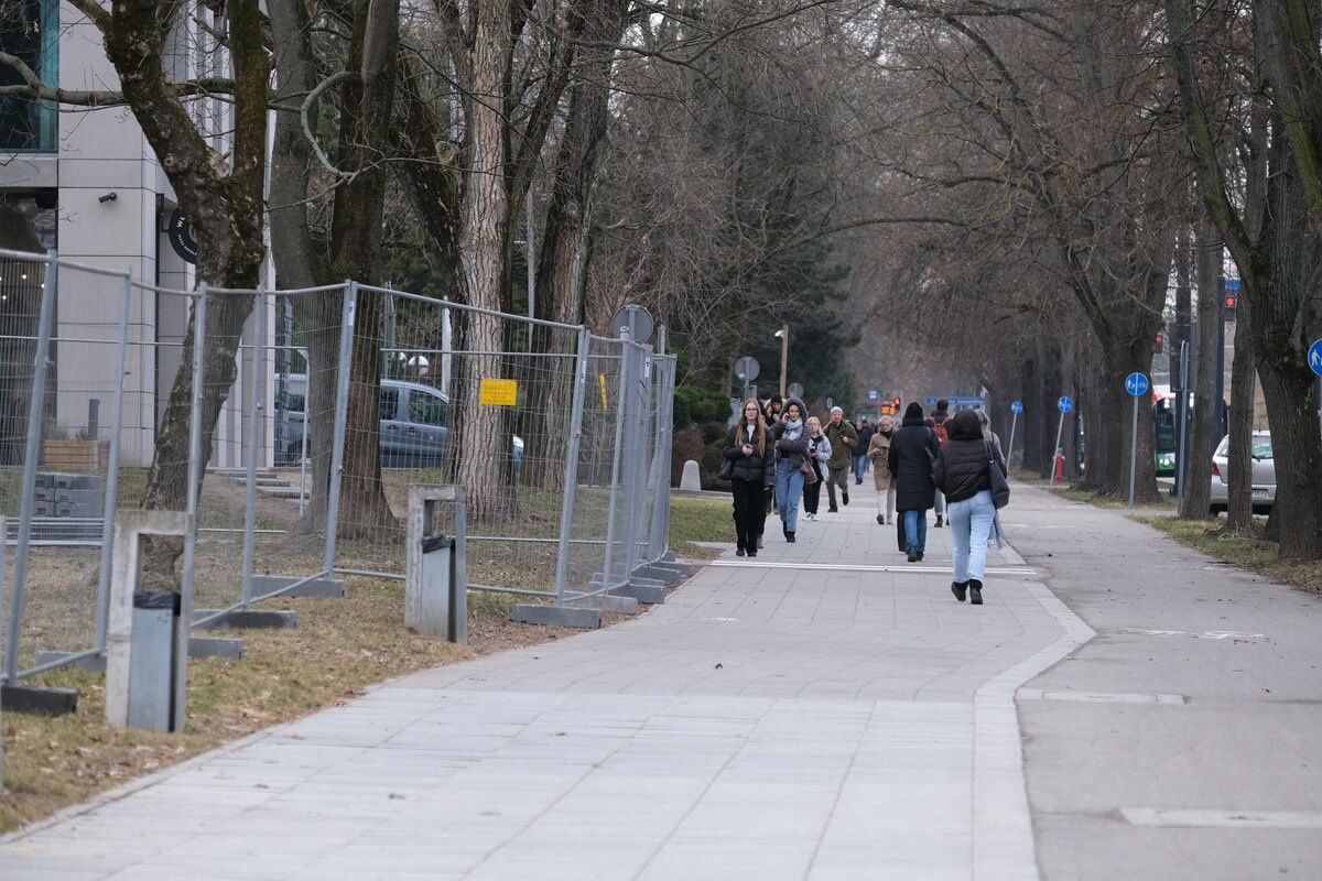 Skwer im. Arcybiskupa Życińskiego ogrodzony, rusza przebudowa