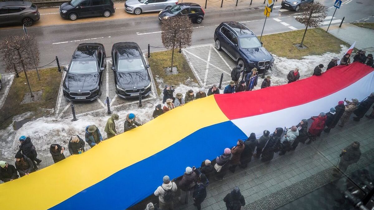 20-metrowa flaga polsko-ukraińska przed Konsulatem Ukrainy w Lublinie