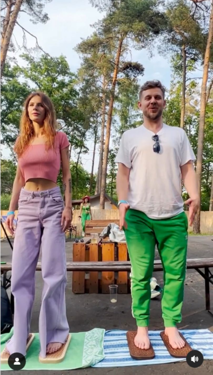 Uduchowieni Antek Królikowski i Izabela medytują na leśnym festiwalu