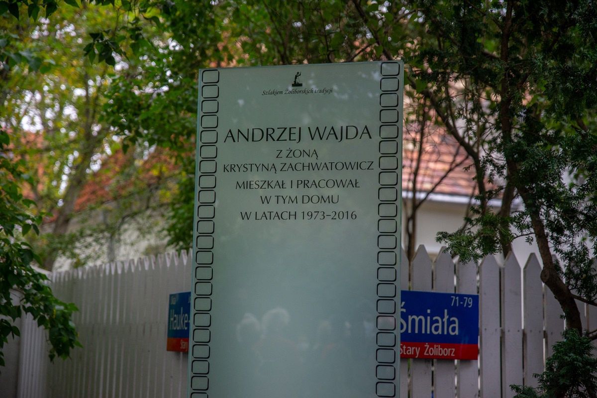 Warszawa. Odsłonięto tablicę upamiętniającą Andrzeja Wajdę