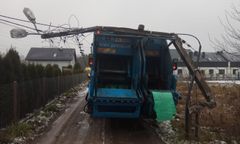 Mazowieckie. Betonowy słup przewrócił się na śmieciarkę, którą jechały dwie osoby