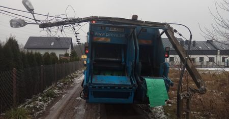 Mazowieckie. Betonowy słup przewrócił się na śmieciarkę, którą jechały dwie osoby