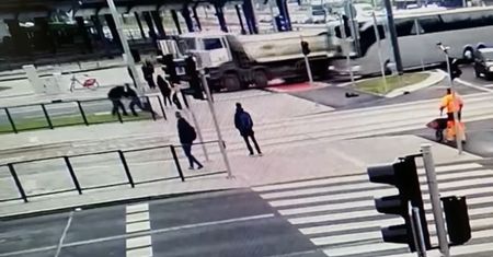 Atak nożownika na przejściu dla pieszych w Poznaniu. Ujawniono nagranie