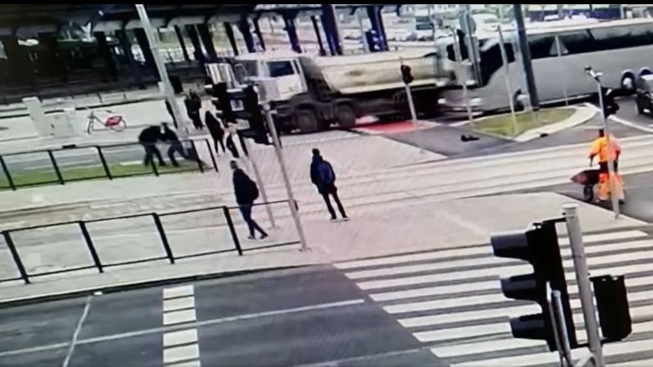 Poznańska policja zatrzymała nożownika, który bez powodu zaatakował przechodzącego przez przejście dla pieszych 51-latka. Fot. Komenda Miejska Policji w Poznaniu