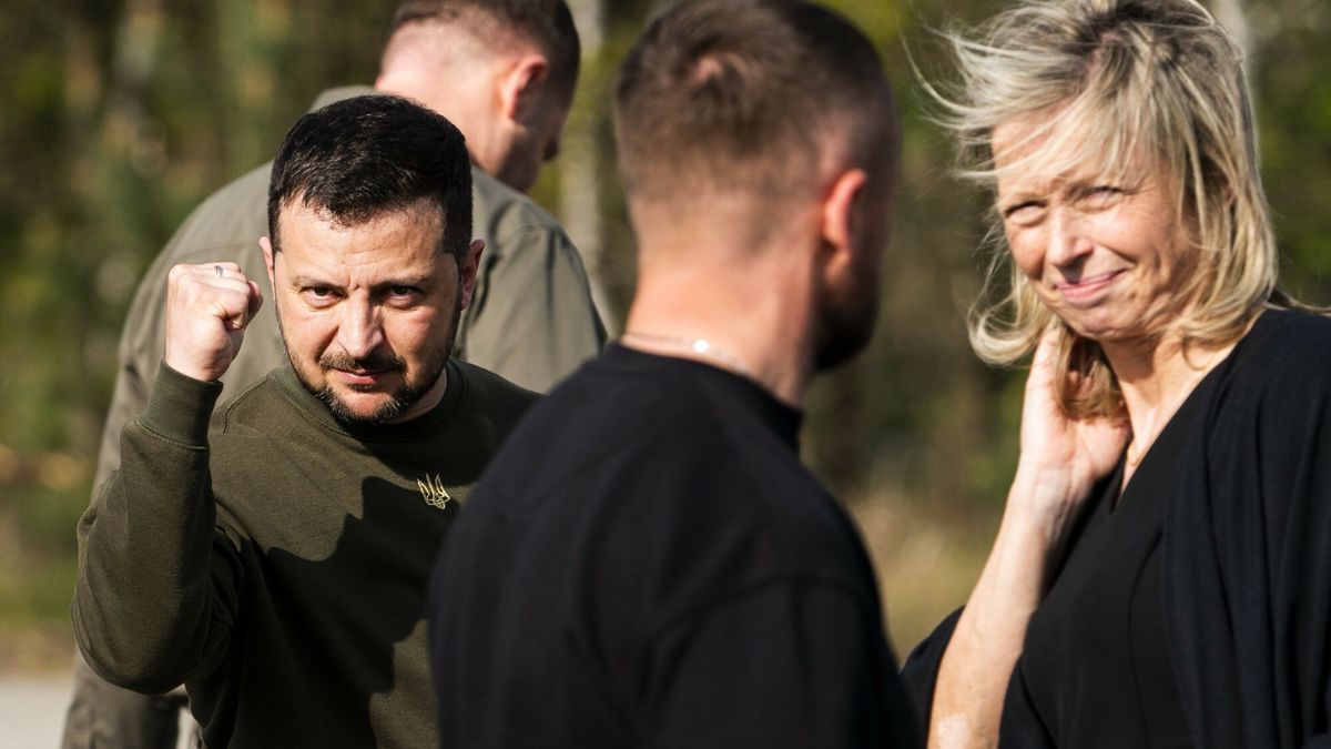 Prezydent Ze?enski z wizyt? w holenderskiej bazie wojskowej
SOESTERBERG - Ukrainian President Volodymyr Zelensky, Prime Minister Mark Rutte and Minister Kajsa Ollongren (Defense) during a visit to the military base Camp Soesterberg. Earlier in the week, the president attended a meeting of Northern European leaders on the war in Ukraine. ANP JEROEN JUMELET netherlands out - belgium out