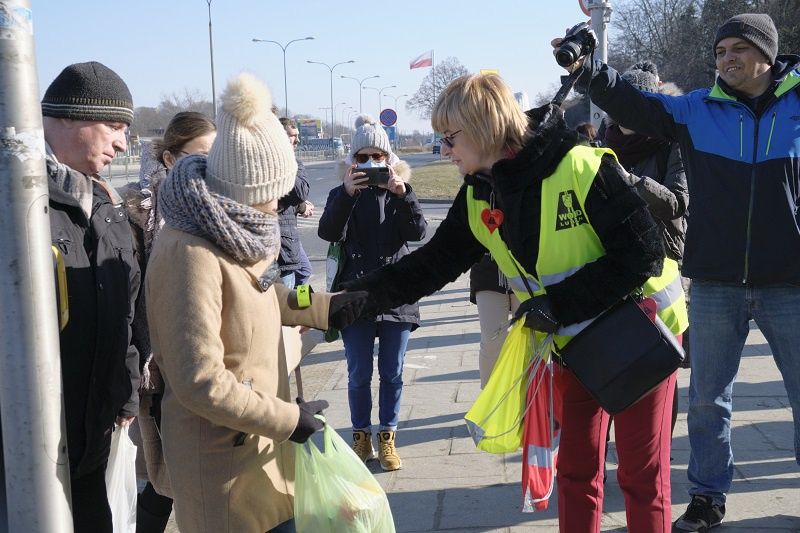 Policjanci i pracownicy WORD rozdawali przechodniom odblaski