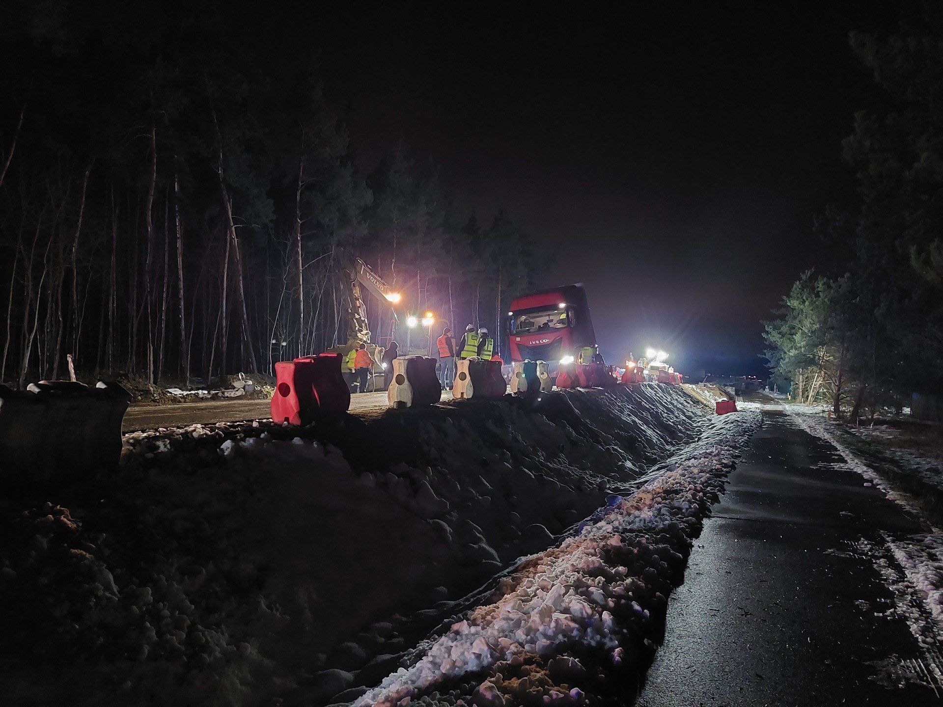 Na DK 55 w Mokrem w powiecie grudziądzkim ciężarówka wypadła z drogi