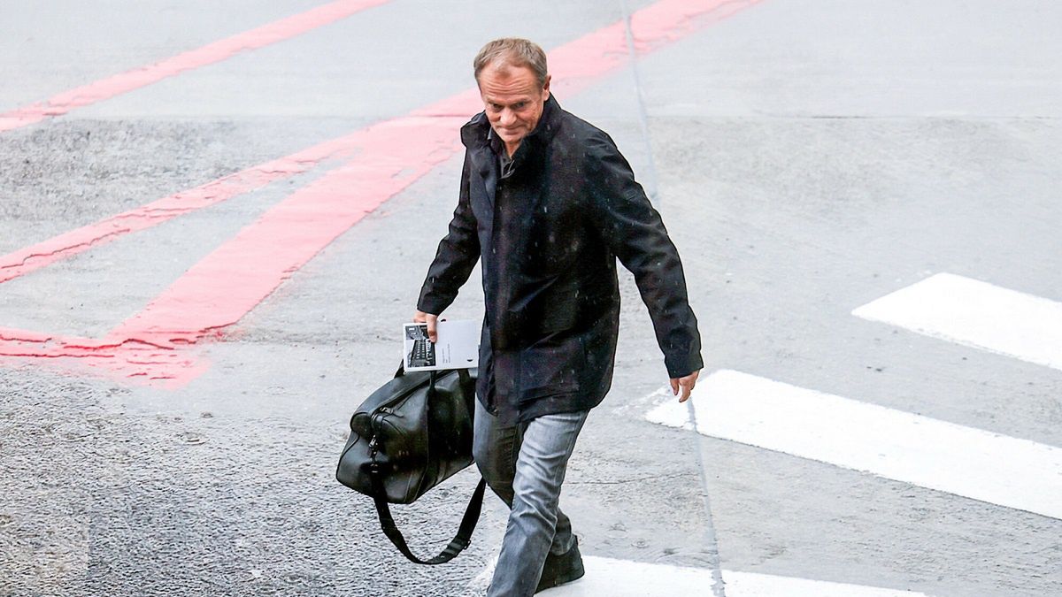 Donald Tusk leci do Brukseli. Zabrał ze sobą tę książkę. 
