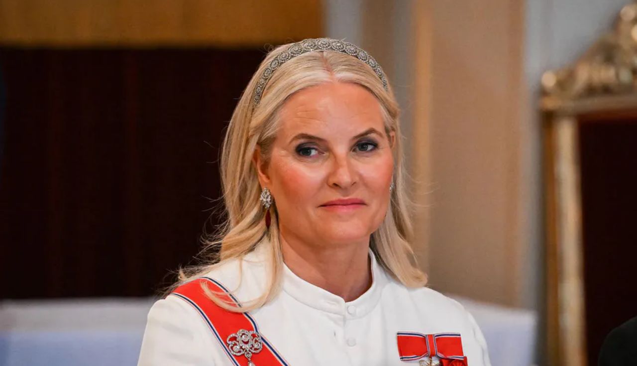 Wymieniała maile z Epsteinem. Pytała o nagą tapetę dla syna