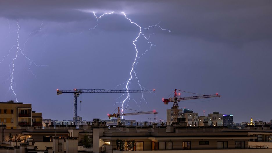  Nocna burza nad osiedlem mieszkaniowym