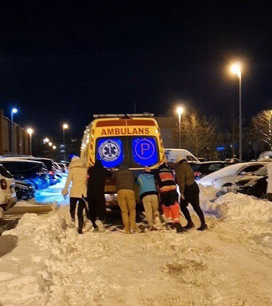 Słupsk: Problemy z przejezdnością ulic trwają. W śniegu ugrzęzła karetka pogotowia