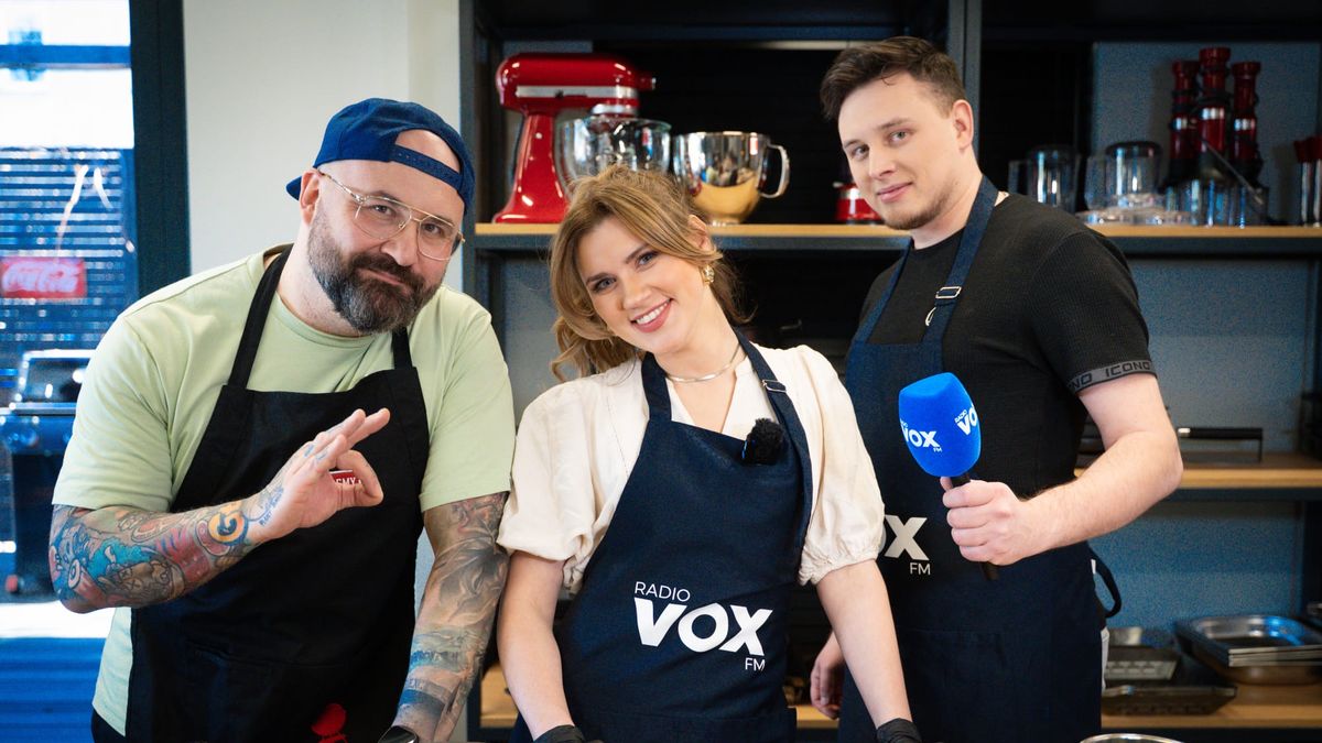 Na zdjęciu prowadzący VOX FM