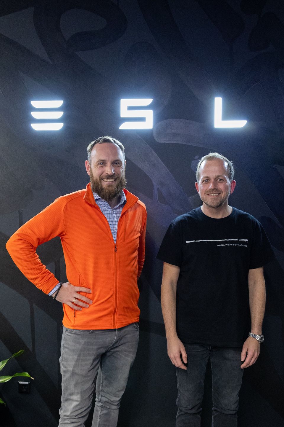 Mateusz Żuchowski i szef Tesla Gigafactory André Thierig