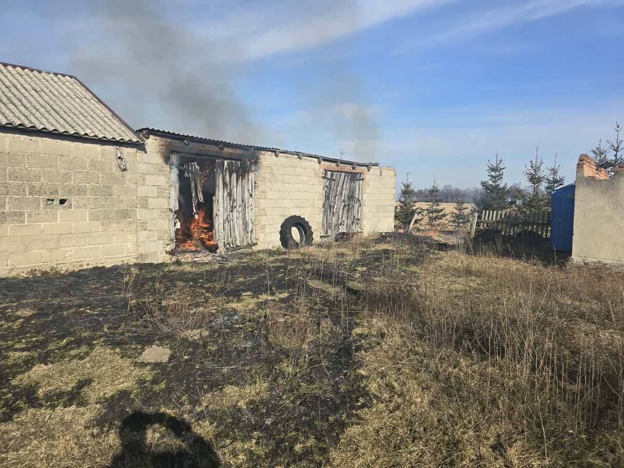 Pożar budynku gospodarczego w Kozłowie. Na miejscu kilka zastępów straży pożarnej!