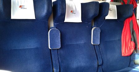 Fotele w pociągach są niebieskie. Dlaczego akurat ten kolor? Ma ukryte znaczenie