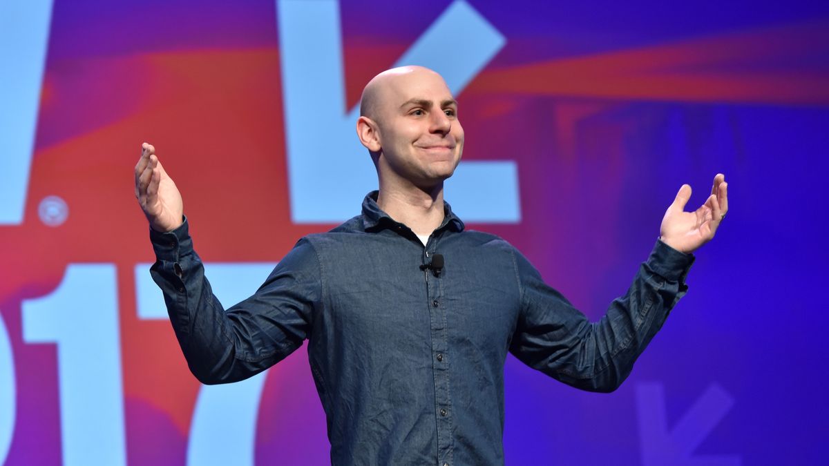Profesor Adam Grant z Wharton Business School uważa, że praca nie definiuje naszej wartości. 