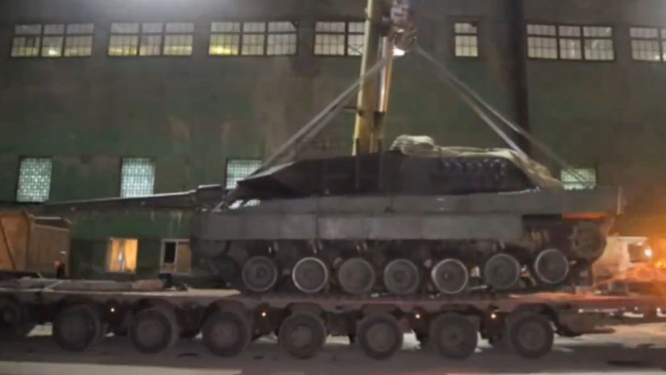 Rosjanie badają zdobyczny czołg Leopard 2A6