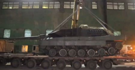 Rosjanie pękają z dumy. Ściągnęli do kraju przejęty w Ukrainie czołg NATO