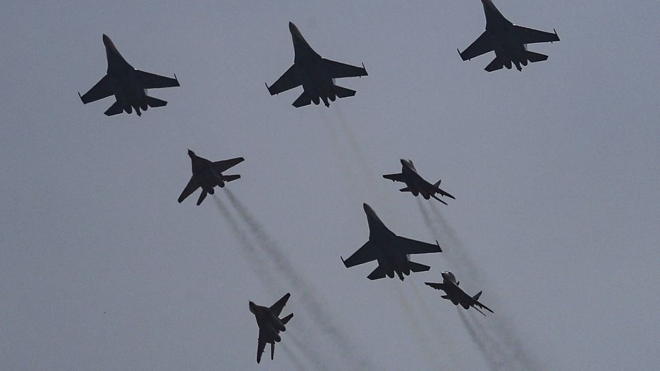 MAKS 2021 International Aviation and Space Salon in Zhukovskyepa09354974 Russian Air Force aerobatic teams 'Strizhi' (Swifts) on MiG-29 and 'Russian Knights' in Su-27 aircraft perform during air show at the MAKS 2021 International Aviation and Space Salon in Zhukovsky outside Moscow, Russia, 20 July 2021. The International Aviation and Space Salon MAKS 2021 take place from 20 to 25 July.  EPA/SERGEI ILNITSKY 
Dostawca: PAP/EPA.SERGEI ILNITSKY