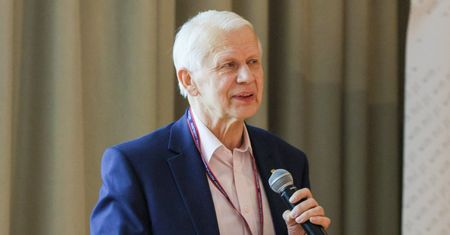 Lekarz wywołał burzę wpisem o obsłudze bez kolejek. Teraz brnie dalej