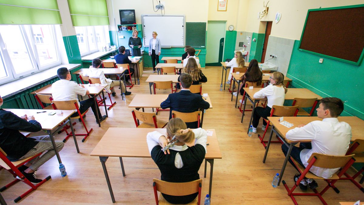 uczniowie
Gorz�w Wielkopolski, 23.05.2023. Uczniowie przed egzaminem �smoklasisty w Szkole Podstawowej nr 21 im. Orl�t Lwowskich w Gorzowie Wielkopolskim, 23 bm. Pisemnym egzaminem z j�zyka polskiego rozpoczyna si� trzydniowy egzamin �smoklasisty. Przyst�pienie do egzaminu jest warunkiem uko�czenia szko�y podstawowej. (sko) PAP/Lech Muszy�ski
Lech Muszy�ski
arkusz egzaminacyjny, arkusze egzaminacyjne, edukacja, egzamin, j�zyk polski, �awki, nauka, �smoklasisty, podstaw�wka, sala egzeminacyjna, sprawdzanie, szko�a, szko�y podstawowej, test, warunek, zako�czenie