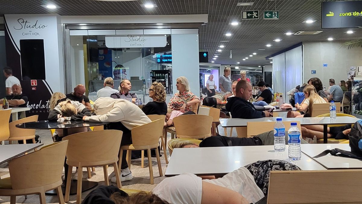 Polacy koczują na lotnisku na Maderze. Twierdzą, że nie mają pomocy od TUI i Enter Air
