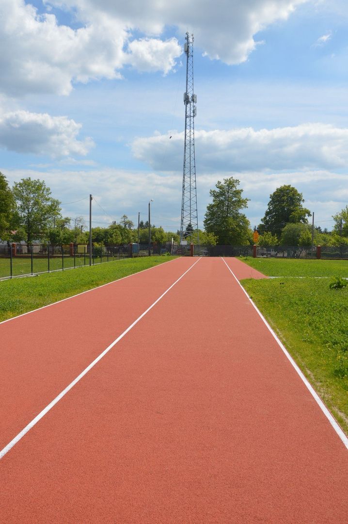 Jednym ze sportowych obiektów jest bieżnia